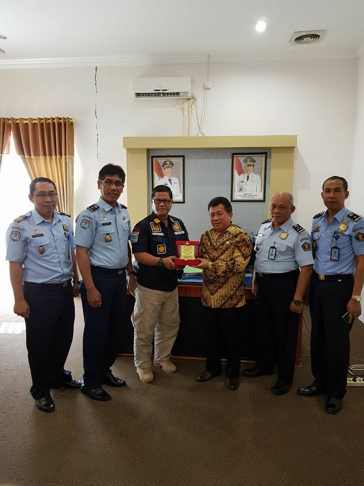 Tim Pengawas Orang Asing Menyerahkan Plakat ke Pemda KTT